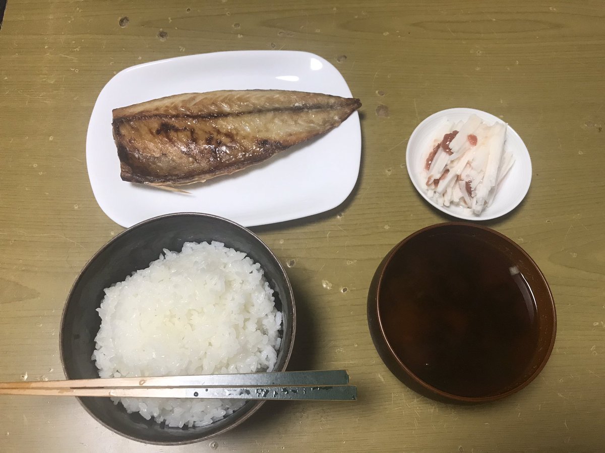 今日のパッ取り飯

鯖の塩焼きと味噌汁。

山芋の千切りに梅を和えてるでゴザル。

病み上がりにはピッタリの晩御飯。

#おうちごはん
#晩御飯