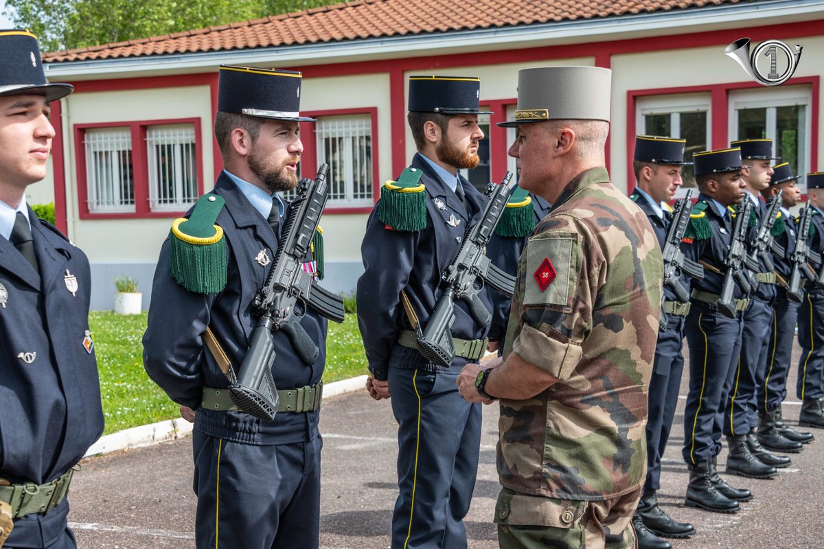 CENTACOfficiel's tweet image. Le CENTAC a reçu la visite du GAL Guilloton, commandant le pilier de l&apos;entraînement au combat interarmes, dont fait partie le bataillon.
Il a félicité nos chasseurs pour la qualité de leur travail au service de la préparation opérationnelle de l’@armeedeterre