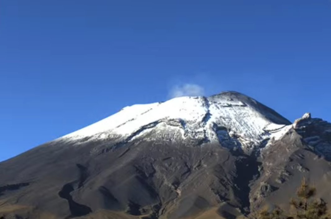 BUENOS DÍAS, POPOCATÉPETL

Así amanece este viernes 31 de mayo el volcán #Popocatépetl visto desde Tlamacas, Estado de México.
Se aprecia un cielo mayormente despejado, poca emisión de vapor de agua, así como una ligera capa de nieve. El semáforo de alerta continúa en amarillo