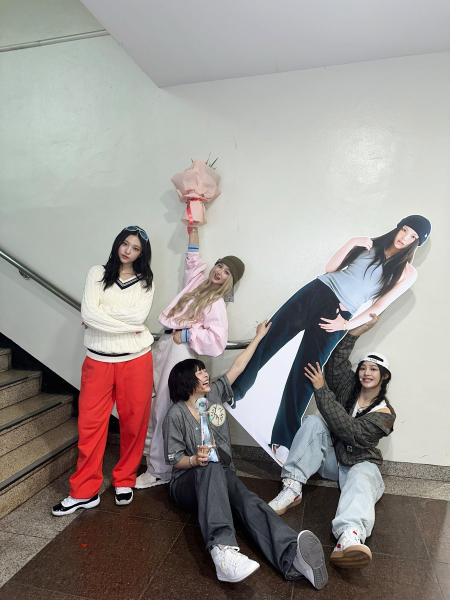 keitadj3's tweet photo. #NewJeans ミュージックバンク 1位🎊🐰
ヘインの等身大パネルと一緒にKBSの階段で
#HowSweet2ndWin
#NewJeans32ndWin https://t.co/FZzlho3fgf