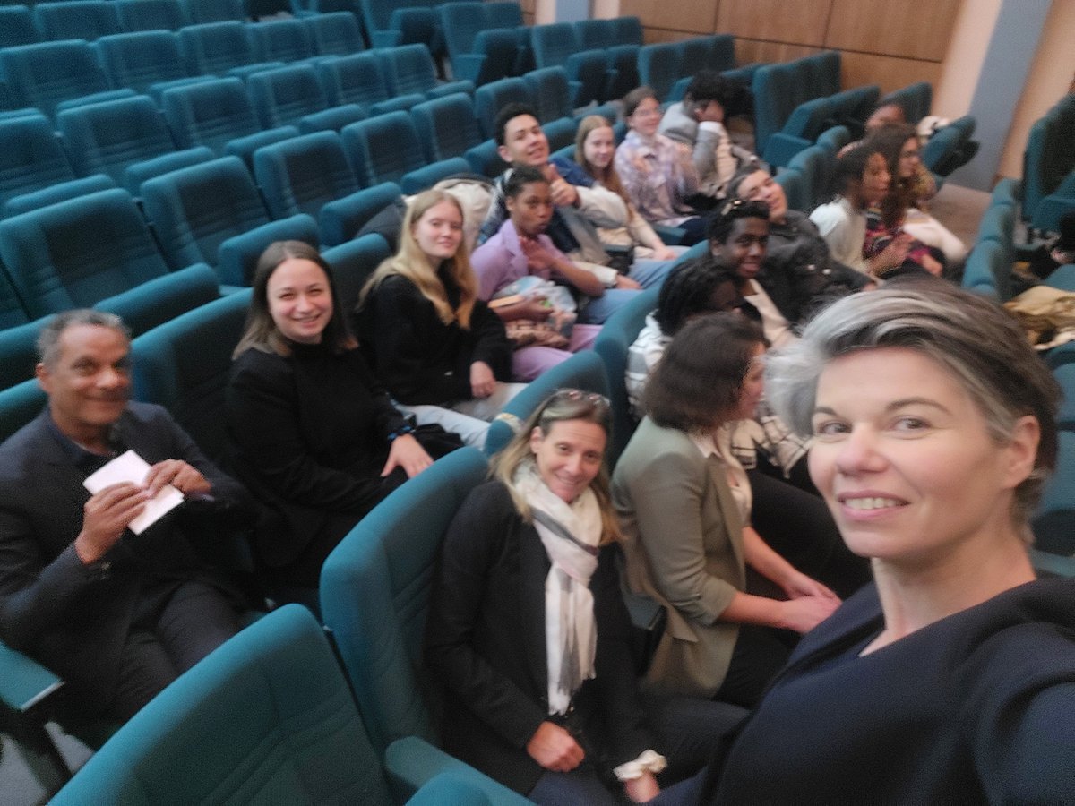 LuciePitiot's tweet image. 3e et 4e prix pour la cité #Villon #Paris14: #NonAuHarcelement
Merci à Monsieur le Recteur et @cveltcheff  pour leurs mots très justes. Le #harcèlement est une torture et chaque élève une partie de la solution.
Bravo à nos collégiens et lycéens ambassadeurs.
#ProviseureTropFiere