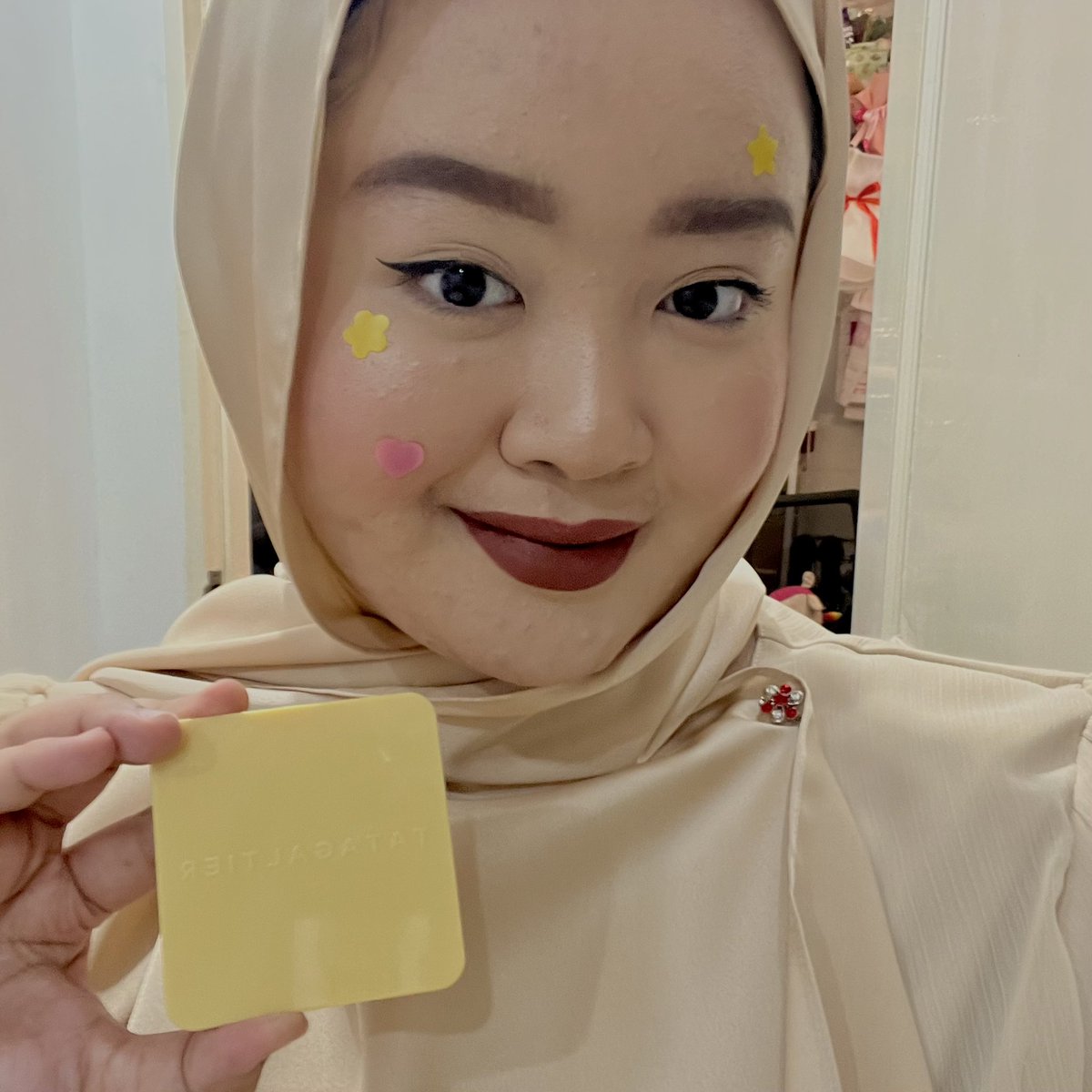 deeeanah's tweet photo. Harini semua tanya, “kenapa muka ada sticker kuning?”

Sebab saya excited pakai acne patch baru dari @tatagaltier @aushmilby ⭐️✨ https://t.co/kx3b37x6ui