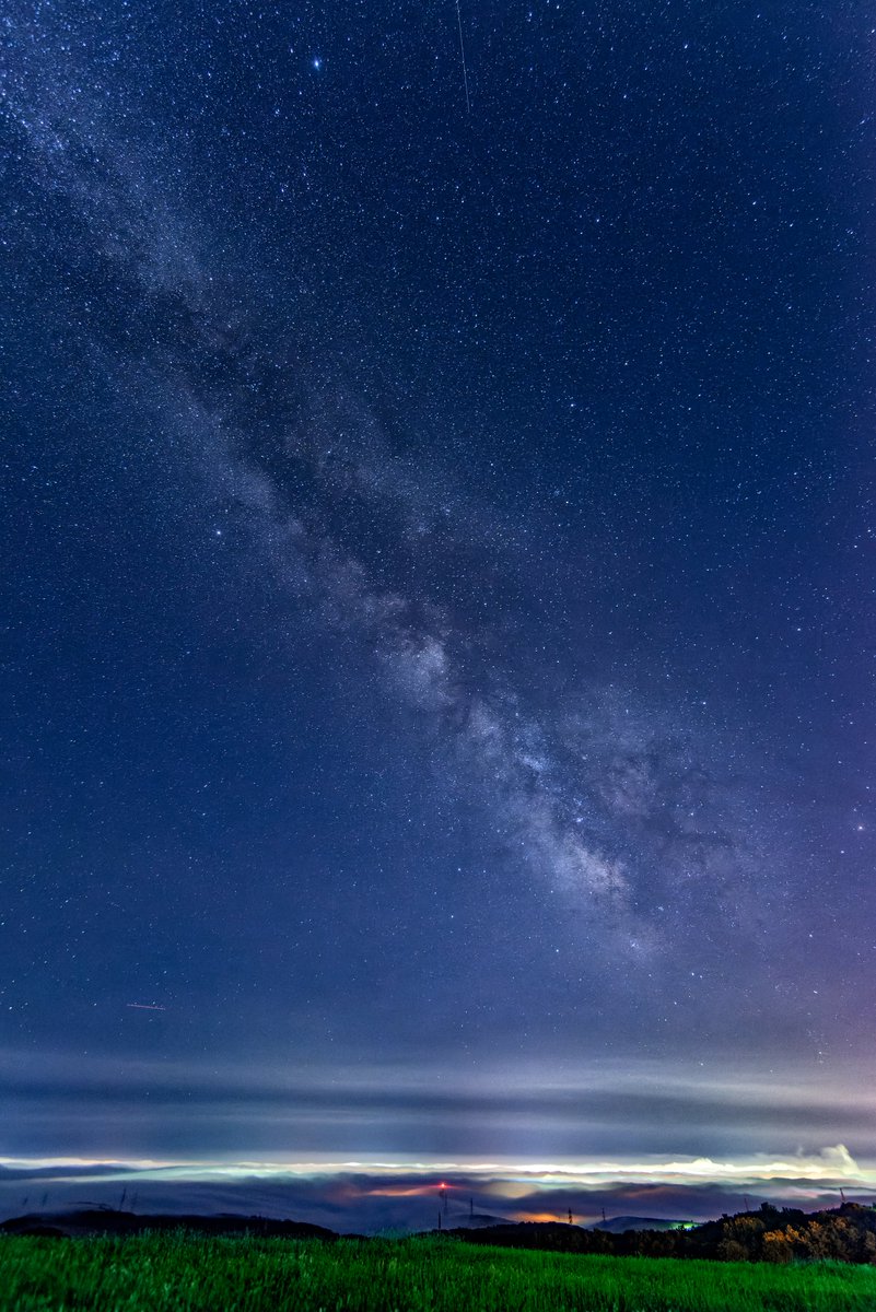 むろらんはけっこう星が撮れるんです、3方向が海で山側も灯りが少なめ、そして街が海霧に包まれるとさらに空を照らす明りが減って星が見えやすくなります。
だんぱら公園から撮影した１枚、天の川が写っていました