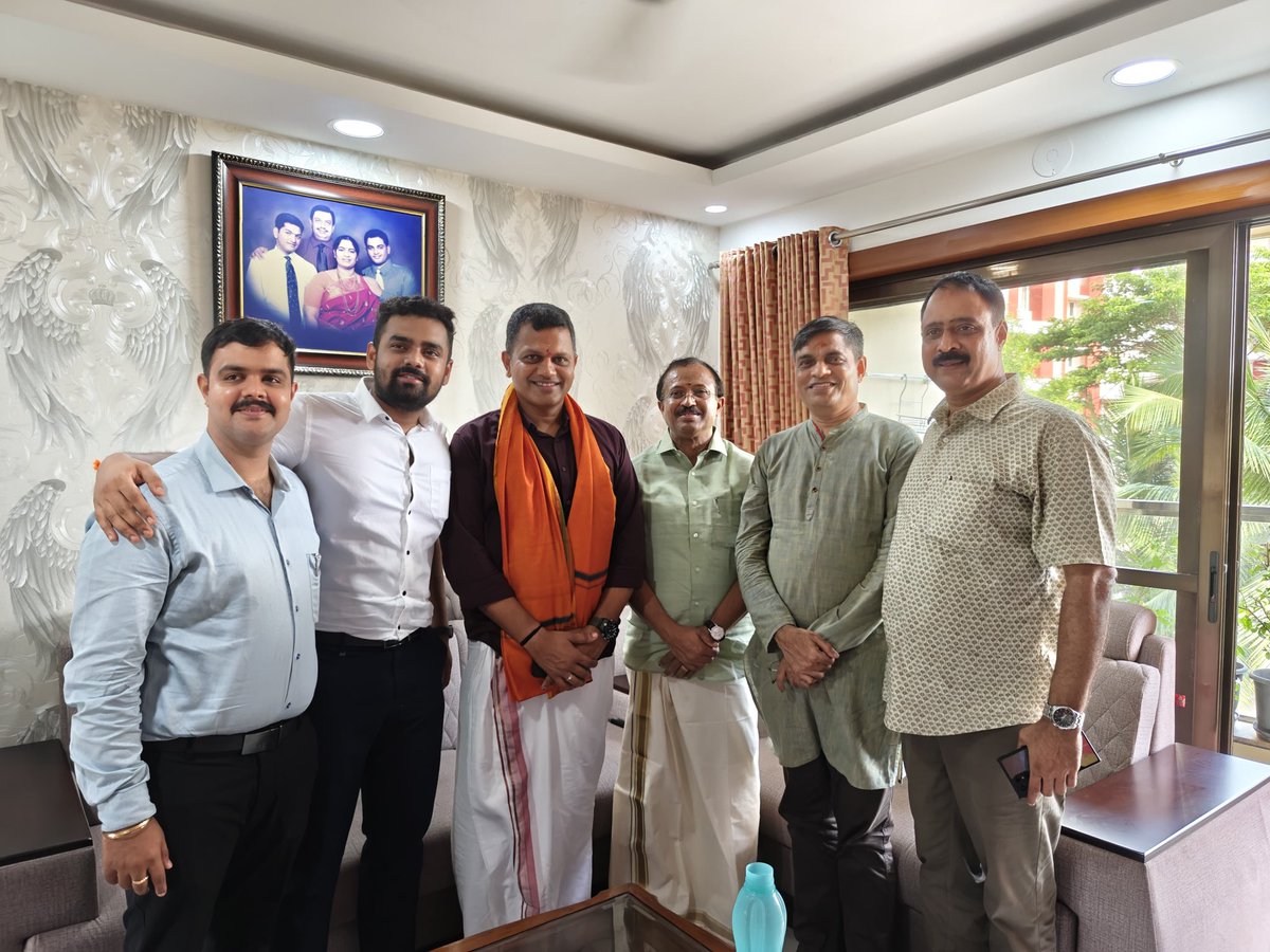 Pleased to meet & interact with our Hon Union MOS for External Affairs Shri @VMBJP in Mangaluru today.