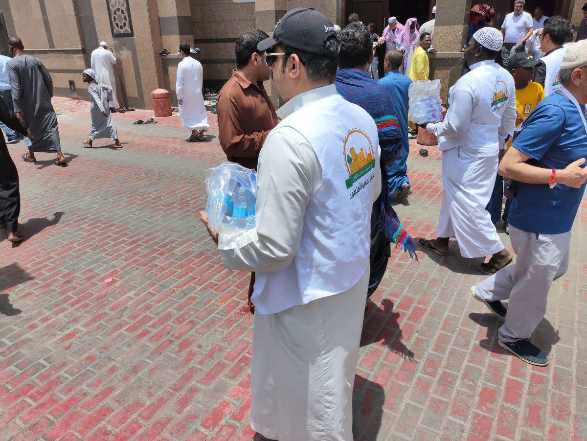 mansorcenter's tweet photo. يستمر مركز حي المنصور في سقيا الماء بتوزيع عبوات الماء الباردة للمصلين بعد صلاة الجمعة في جامع سيتي سنتر بالمنصور https://t.co/mJFHx6VYeN