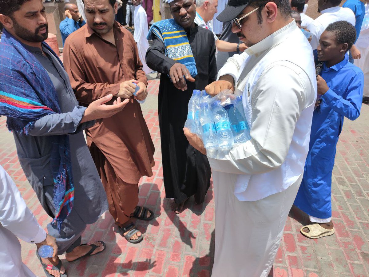 mansorcenter's tweet photo. يستمر مركز حي المنصور في سقيا الماء بتوزيع عبوات الماء الباردة للمصلين بعد صلاة الجمعة في جامع سيتي سنتر بالمنصور https://t.co/mJFHx6VYeN