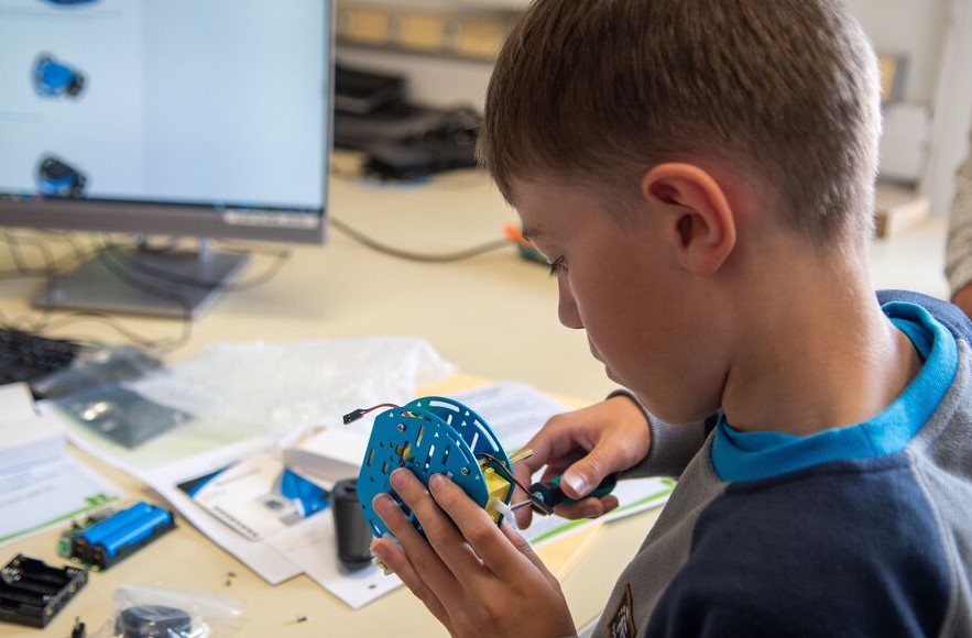 Etienne, 13 ans, remporte le concours 'Innove pour la planète' de Sciences & Vie Junior avec son ramasse- mégots autonome. Il sera accompagné par l'ESIEA dans la réalisation de son prototype fdesouche.com/2024/05/31/eti…
