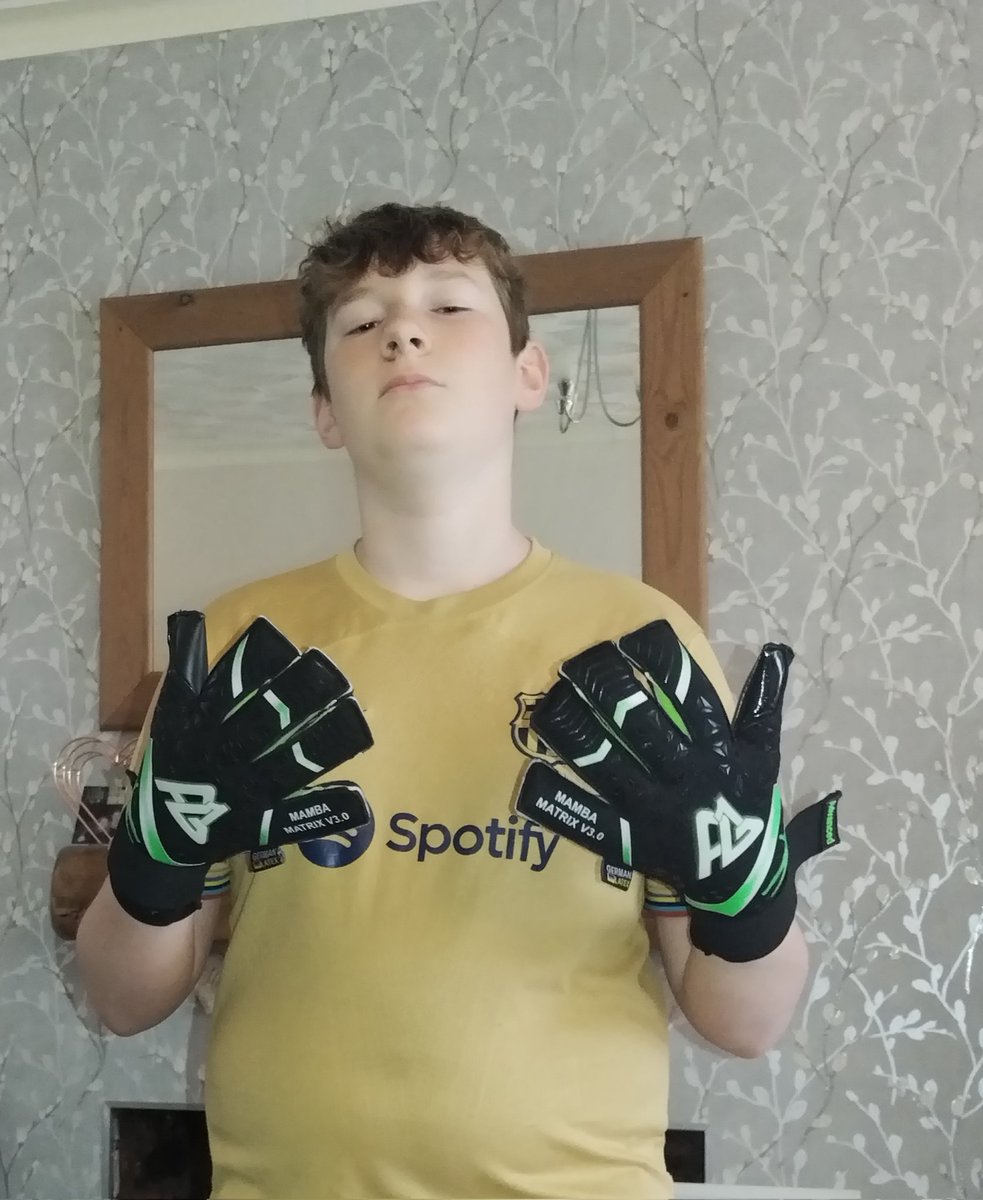 evanhdgk's tweet photo. New glove day!
Thanks @AdvancedGk for the new gloves! As always great service!
Love the quality can't wait to get out and train with these bad boys on Sunday
#weareag1
#ag1newgloveday https://t.co/hH4h5PNnYe