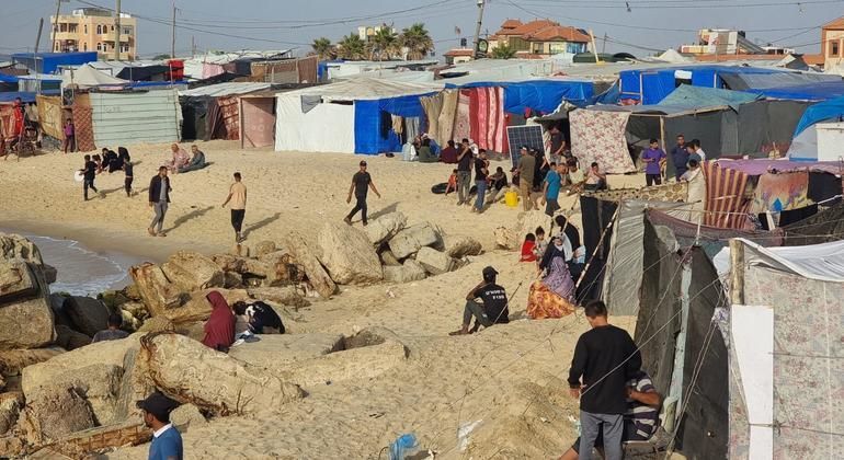 #UN humanitarians warned that the flow of vital lifesaving aid into the enclave has fallen by more than two thirds since the Israeli military stepped up its campaign in #Rafah and seized the key aid conduit. buff.ly/4bR1dCa