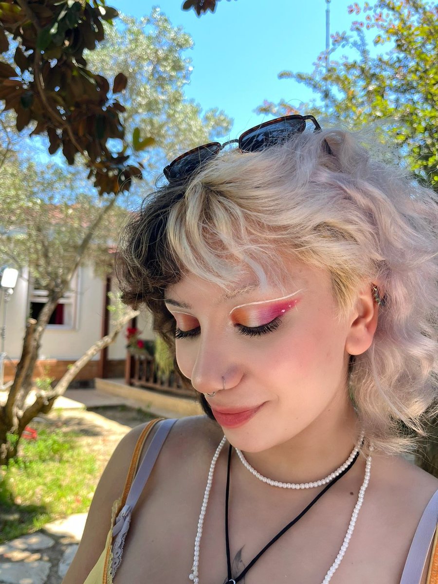 Benim lezboş bayrağı göz makyajım hazır pride yaklaşırken🤎🧡🤍🩷❤️