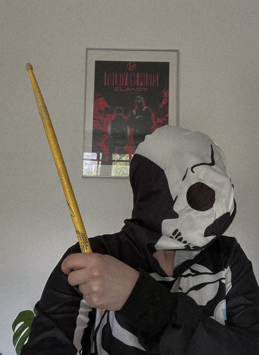 nielotnyptak's tweet photo. jestem z chłopakami od końcówki 2014 i najważniejszym momentem było dla mnie jak w 2022 na openerze dostałam pałeczkę od josha. bezcenna i najlepsza pamiątka jaką mogę sobie wyobrazić.
fotka z dzisiaj vs z dokładnie tamtego momentu. @WarnerMusic_PL #TOPClancyPL https://t.co/J0TH3sELny