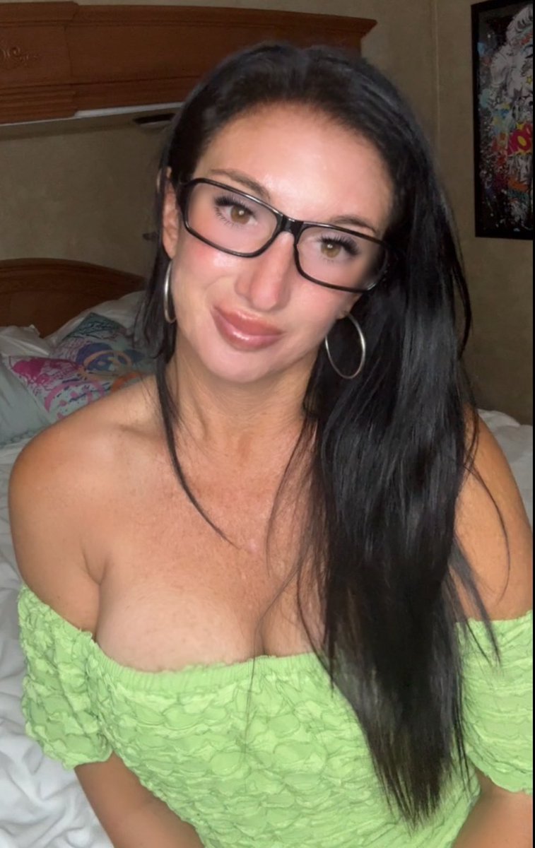 joalexandria69's tweet photo. Good morning 😁 I was talking with some friends yesterday and curious what your answer is…what is your favorite non sexual body part for male and female? #fridaymorningfun #favoritebodypart for me…male is calves and female is collar bone area to neck https://t.co/CswDYm4tlP