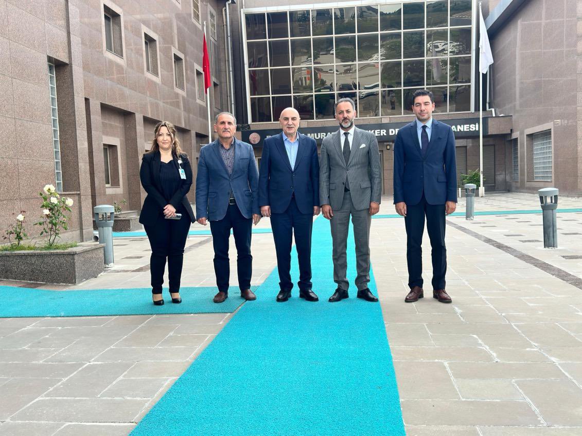 Önceki Keçiören Belediye Başkanımız Sn Turgut Altınok hastanemizi ziyaret etti.
Kendisine Başkanlığı döneminde hastanemiz peyzaj ve çevre düzenlemelerine verdiği katkıdan ve nezaketinden dolayı teşekkür ederiz
@drazizalperbiten <a href="/turgutaltinok06/">Turgut Altınok 🇹🇷</a> 
#ankara #ankarailsağlık