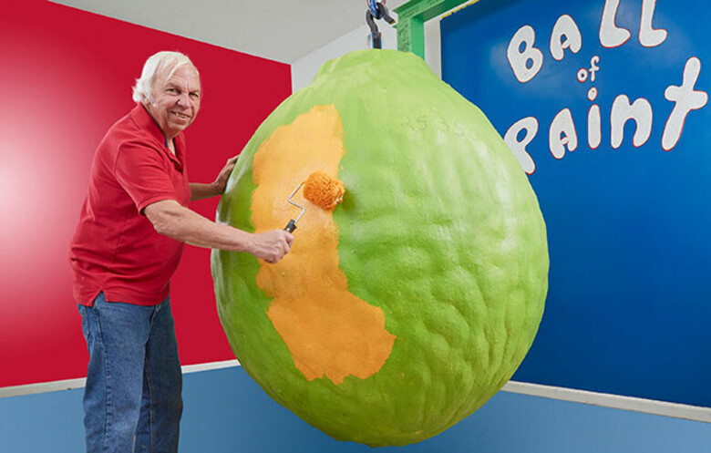 The world's largest ball of paint, over 2,000 pounds with 25,000+ layers, in Alexandria, Indiana. Started by Mike Carmichael in 1977, visitors can add their own layer, turning into a record-breaking, community project!

#UniqueAttractions #RoadsideAmerica #GuinnessWorldRecord