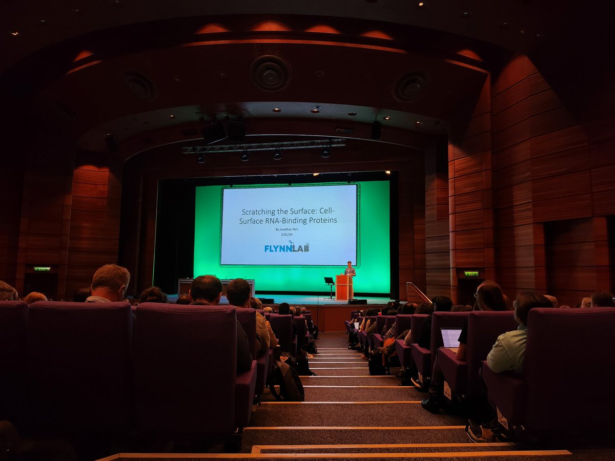 Jonathan Perr from @raflynn5 lab on the fun topic of RNA-binding protein-glycoRNA interactions at the cell surface 🍬 #RNA24