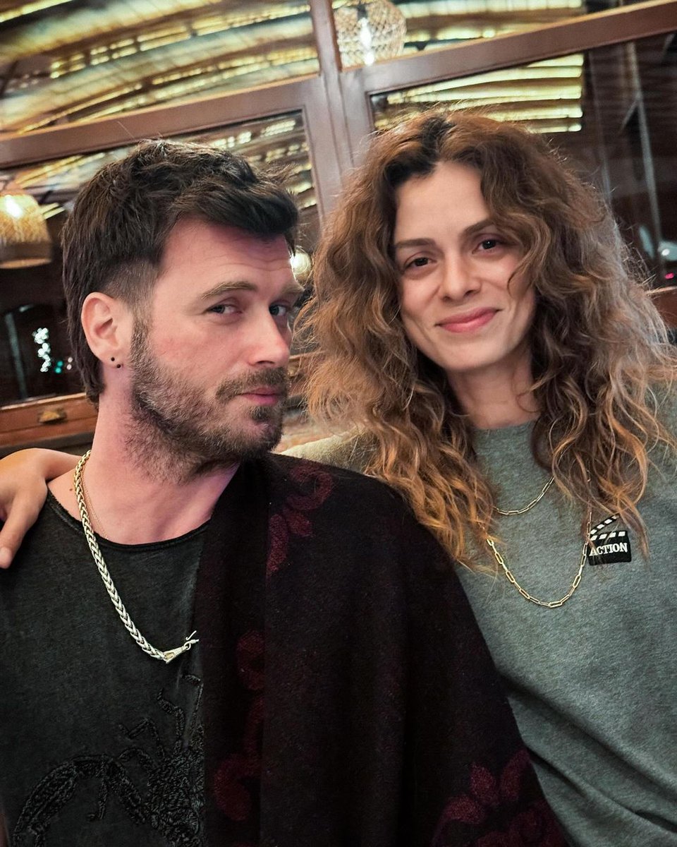 Özge Özpirinçci, ''Kıvanç’tan daha sarışınım.'' notuyla Instagram hesabından Kıvanç Tatlıtuğ ile bu fotoğrafını paylaştı.