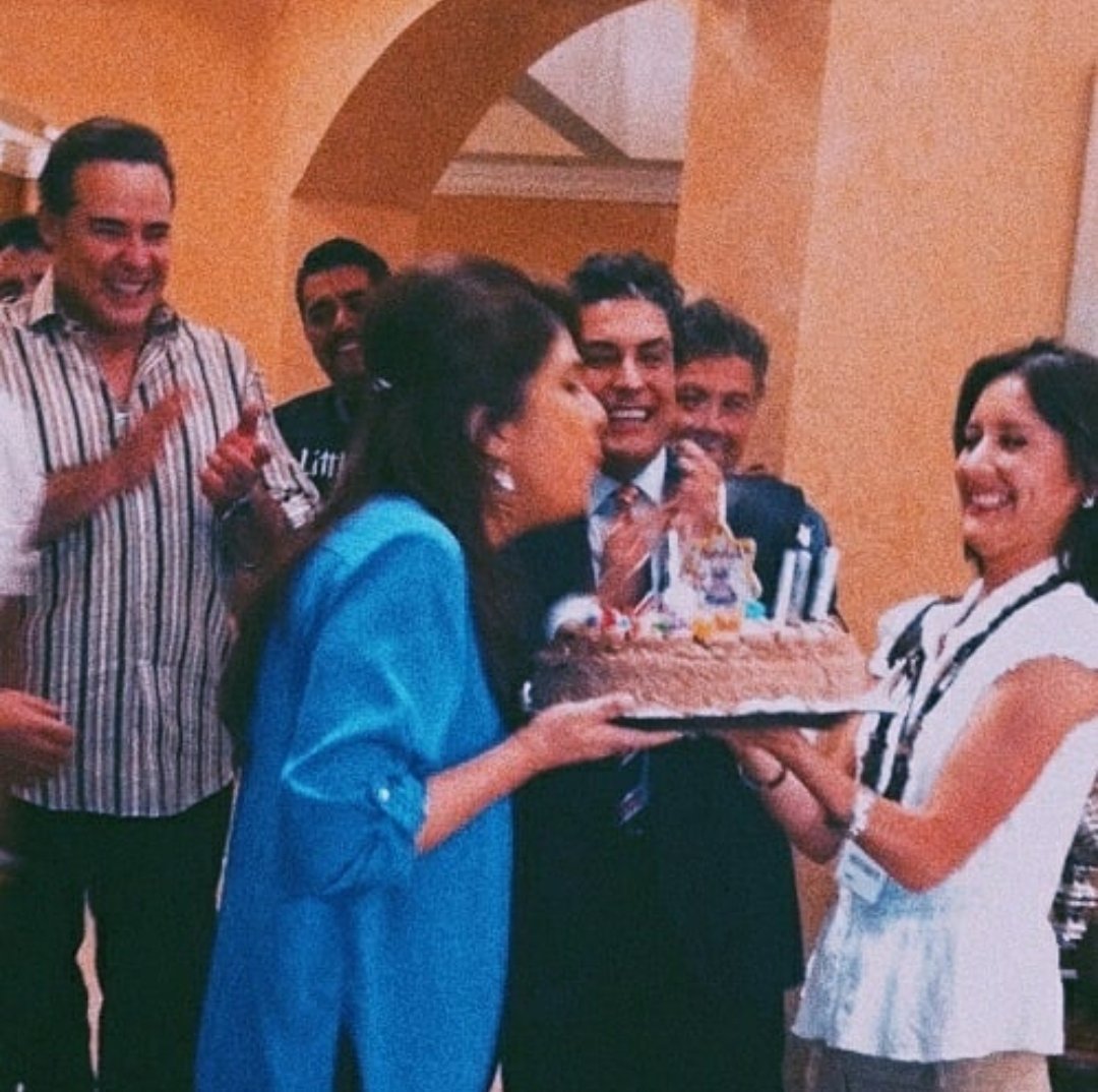 Feliz cumple a la Queen...la mejor del mundo mundial...y que soporten 💅 
Victoria Eugenia por muchos años más...gracias por tanto amor del bueno...del bonito..te amamos tus niñas! 🥳🥳🥳🥳🥳✨️✨️✨️✨️

HB2U VICTORIA RUFFO