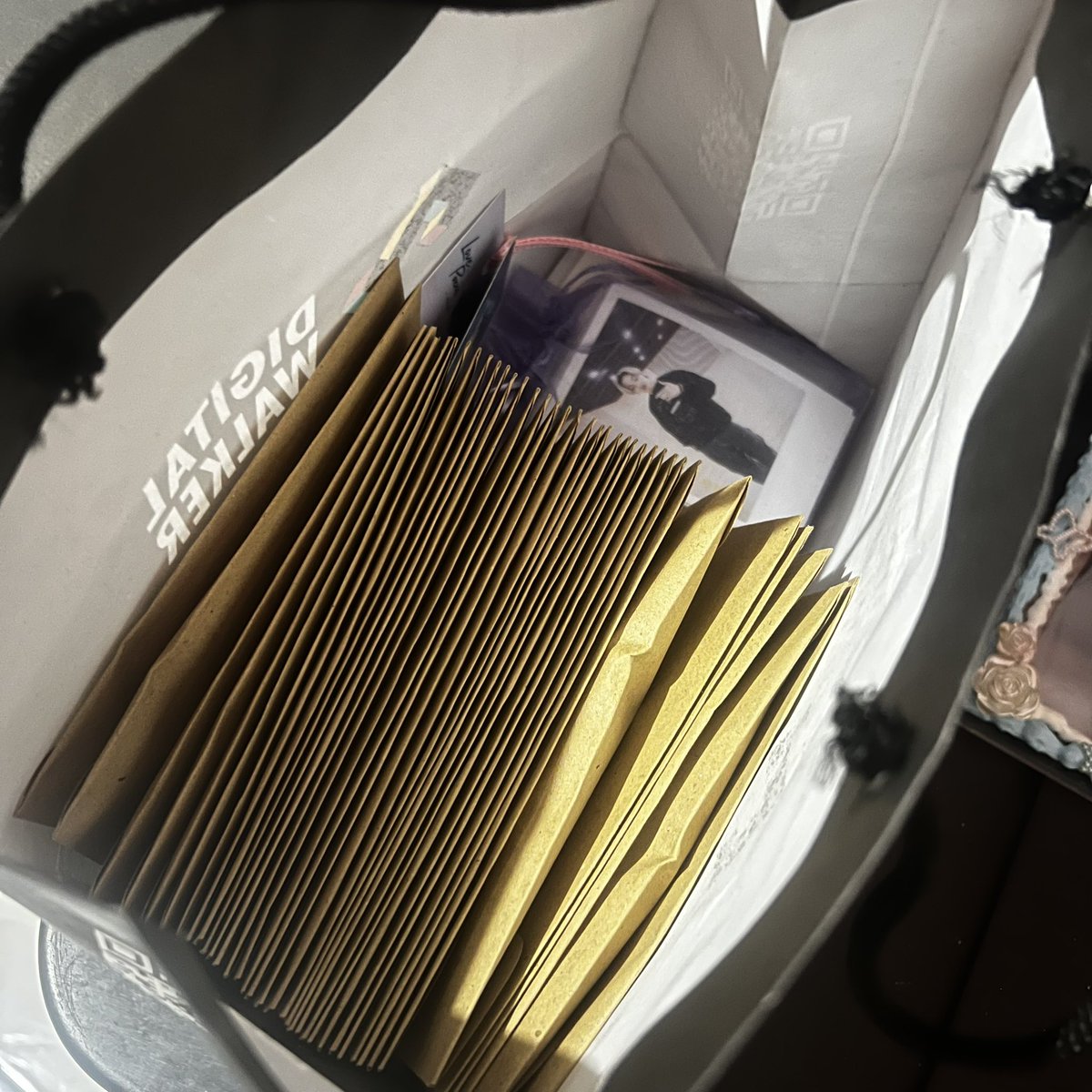 xofiiyuh's tweet photo. 💙 IU HEREH WORLD TOUR IN MANILA 💙
• Toploaders (Mechanics on 🧵)
• Unofficial IU Photocards
• Random Stickers / Temporary Tattoos

💚FOLLOW, LIKE, RT! 💚
🎤 Strictly 1:1 (LIMITED)
🎤 Location &amp; Time TBA

💜 BONUS FOR ARMYS! 💜
#IU #IUinManila #HEREH_WORLD_TOUR_IN_MANILA https://t.co/XsSaTokfEW