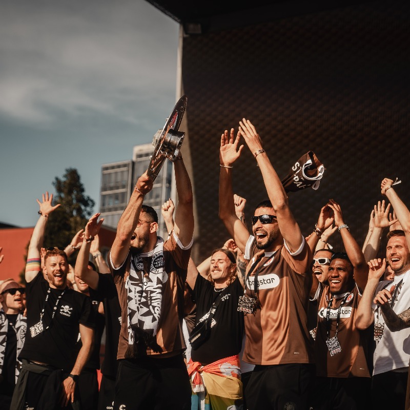 A few days have passed since our magnificent end-of-season party. We've used the time to do a bit of sorting and rearranging. And for everyone who's still on promotion cloud nine, like us, we've replenished our merch stocks. 📦⤵️
fcsp-shop.com/en_DE/collecti…

#fcsp #1Traum