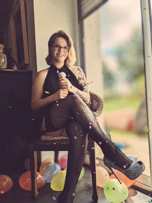 Merci beaucoup pour cette folle journ&eacute;e d'anniversaire ! J'ai &eacute;t&eacute; g&acirc;t&eacute;e et je me suis amus&eacute;e 🎉🎇🎁   Place<a href="/tag/sexy"class="tags"><span>#sexy</span></a><a href="/tag/hot"class="tags"><span>#hot</span></a><a href="/tag/vintage"class="tags"><span>#vintage</span></a><a href="/tag/milf"class="tags"><span>#milf</span></a><a href="/tag/vtc"class="tags"><span>#vtc</span></a>