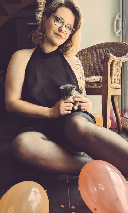 Merci beaucoup pour cette folle journ&eacute;e d'anniversaire ! J'ai &eacute;t&eacute; g&acirc;t&eacute;e et je me suis amus&eacute;e 🎉🎇🎁   Place<a href="/tag/sexy"class="tags"><span>#sexy</span></a><a href="/tag/hot"class="tags"><span>#hot</span></a><a href="/tag/vintage"class="tags"><span>#vintage</span></a><a href="/tag/milf"class="tags"><span>#milf</span></a><a href="/tag/vtc"class="tags"><span>#vtc</span></a>