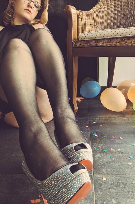 Merci beaucoup pour cette folle journ&eacute;e d'anniversaire ! J'ai &eacute;t&eacute; g&acirc;t&eacute;e et je me suis amus&eacute;e 🎉🎇🎁   Place<a href="/tag/sexy"class="tags"><span>#sexy</span></a><a href="/tag/hot"class="tags"><span>#hot</span></a><a href="/tag/vintage"class="tags"><span>#vintage</span></a><a href="/tag/milf"class="tags"><span>#milf</span></a><a href="/tag/vtc"class="tags"><span>#vtc</span></a>