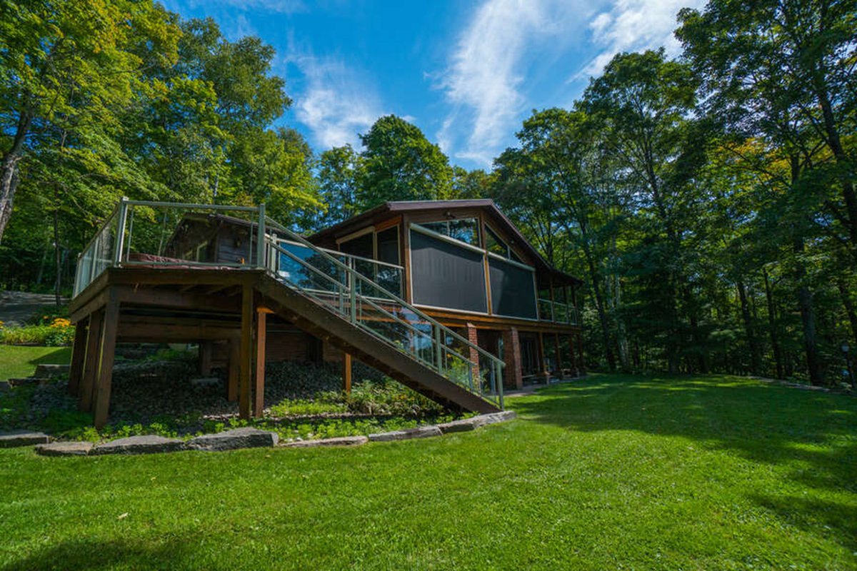 OntCottRent's tweet photo. The All-Star Retreat is the ultimate lakeside paradise for big groups &amp; families. Just 25 minutes from Huntsville, the All-Star Retreat offers everything. This cottage features sunset views from the hot tub, an epic games room, and a beach! Book today at https://t.co/DeRD0vrO6k https://t.co/4tMsszpAZo