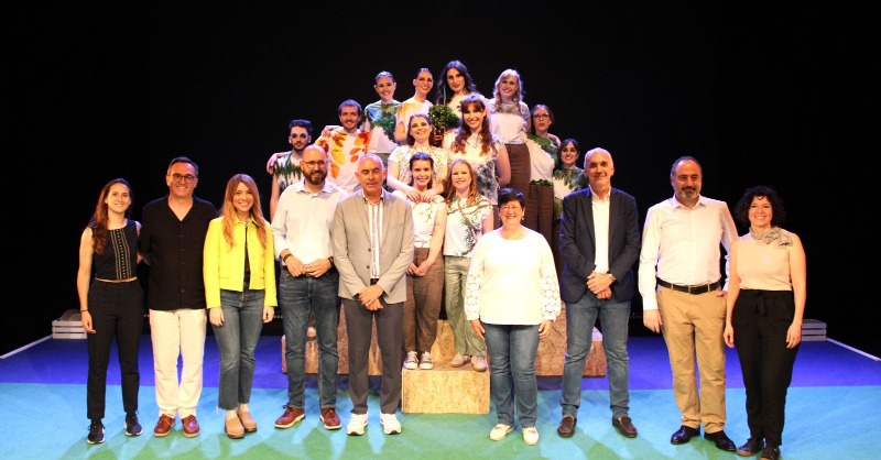generalitat's tweet photo. 🙌 La gira teatral #Mimporta d’#EscenaErasmus arriba a Altea, Torreblanca, Muro i Viver
🎭 El projecte teatral europeu presenta ‘Qui soc jo quan ningú em mira’
👥 Reflexió sobre la identitat individual i col·lectiva
🤝 @GVAivaj i @UV_EG
🚻 @GVAIgualtat 🕺 @escenaerasmusuv