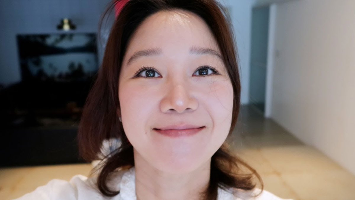 hyojinismine's tweet photo. 최근 유튭 썸네일 너무 귀여워서 포카로 뽑아갔더니 효진언니 민망해서 입으로 방구끼심 https://t.co/CU7wxWgjvk
