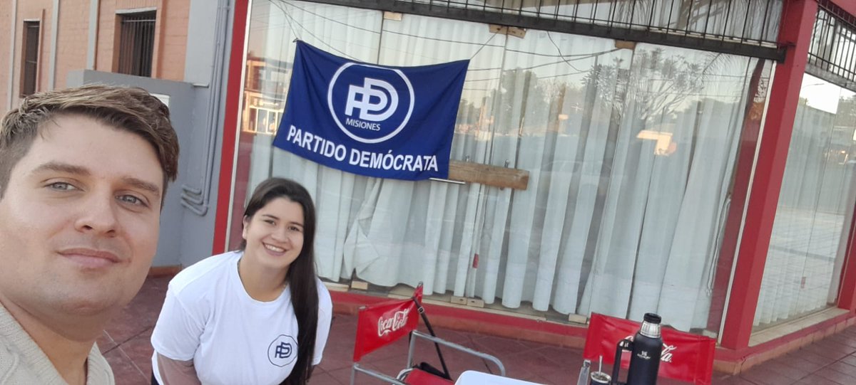 MisionesPartido's tweet photo. Orgullosos de que nuestros militantes se comuniquen con los vecinos para concientizar de la necesidad de una mejor democracia 💪🇦🇷

✅ Urge que Misiones recupere una auténtica división de poderes.

#SumateAlPartidoDemocrata https://t.co/th5JZuSPZv