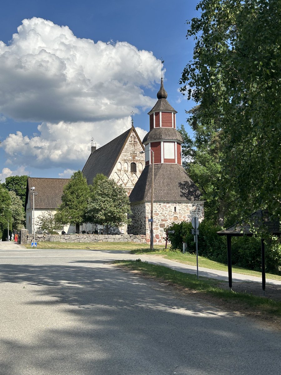 Pyöräily on kyllä helteellä mukavaa hommaa. Viilennys tulee automaattisesti viimasta ja kun reitin suunnittelee niin, että on riittävästi varjoisia osuuksia, niin mikäs siinä. Kaupan päälle vielä suomalaiset kesämaisemat. 🚴‍♂️ #pyöräily