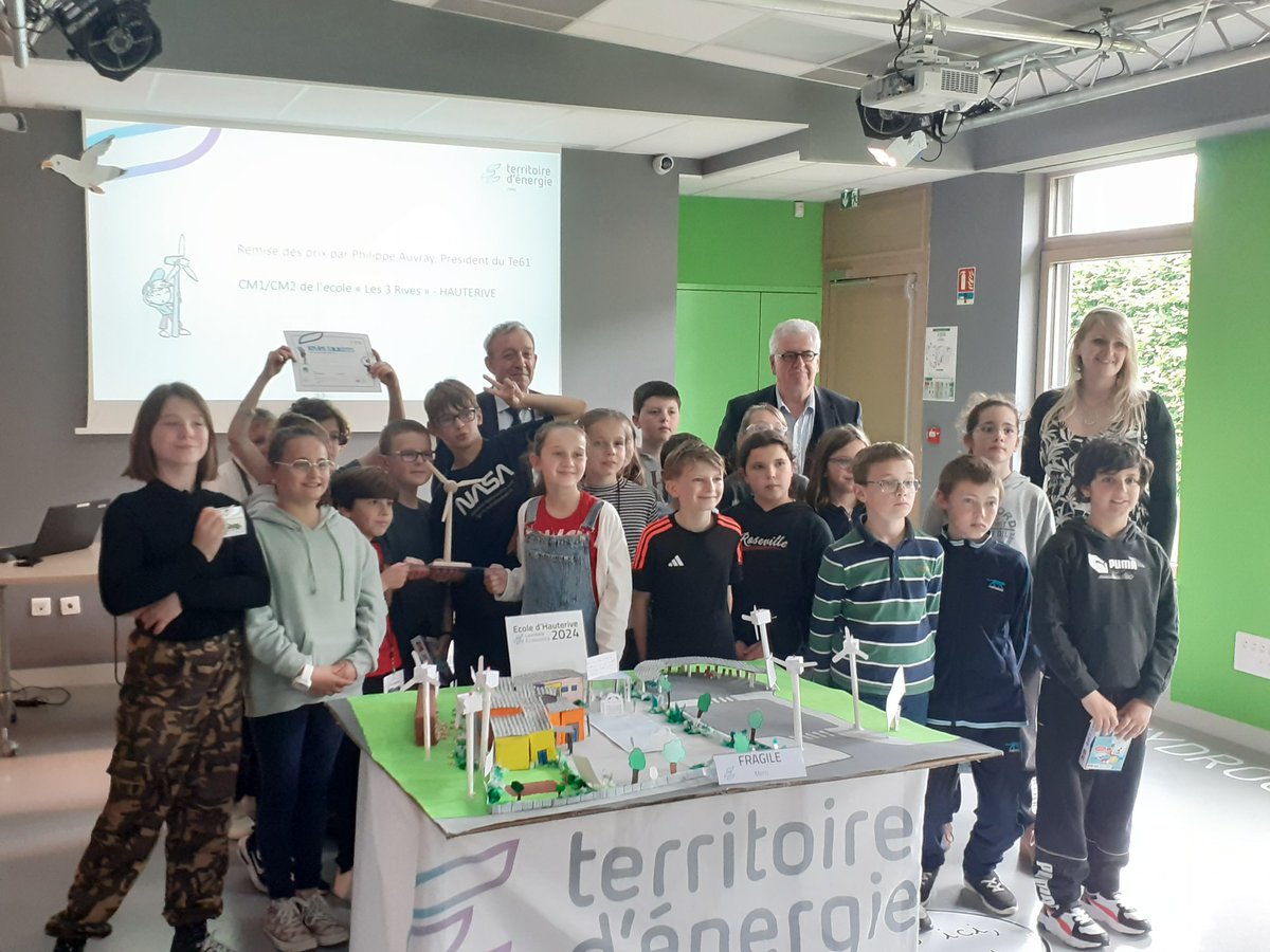 HerveDufay's tweet photo. Les élèves de CM1-CM2 de l'école des 3 Rives (Hauterive @IenMortagne) ont remporté le concours départemental « Écoloustics » ainsi que le concours national grâce à leur maquette visionnaire d'une école indépendante énergiquement. Bravo à eux et à leur enseignante. https://t.co/8pA025TcSY