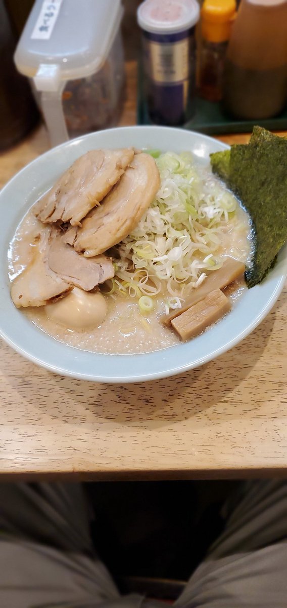 今日の晩飯🍜　いいオッサンがこの時間に食べるものじゃないですな😃