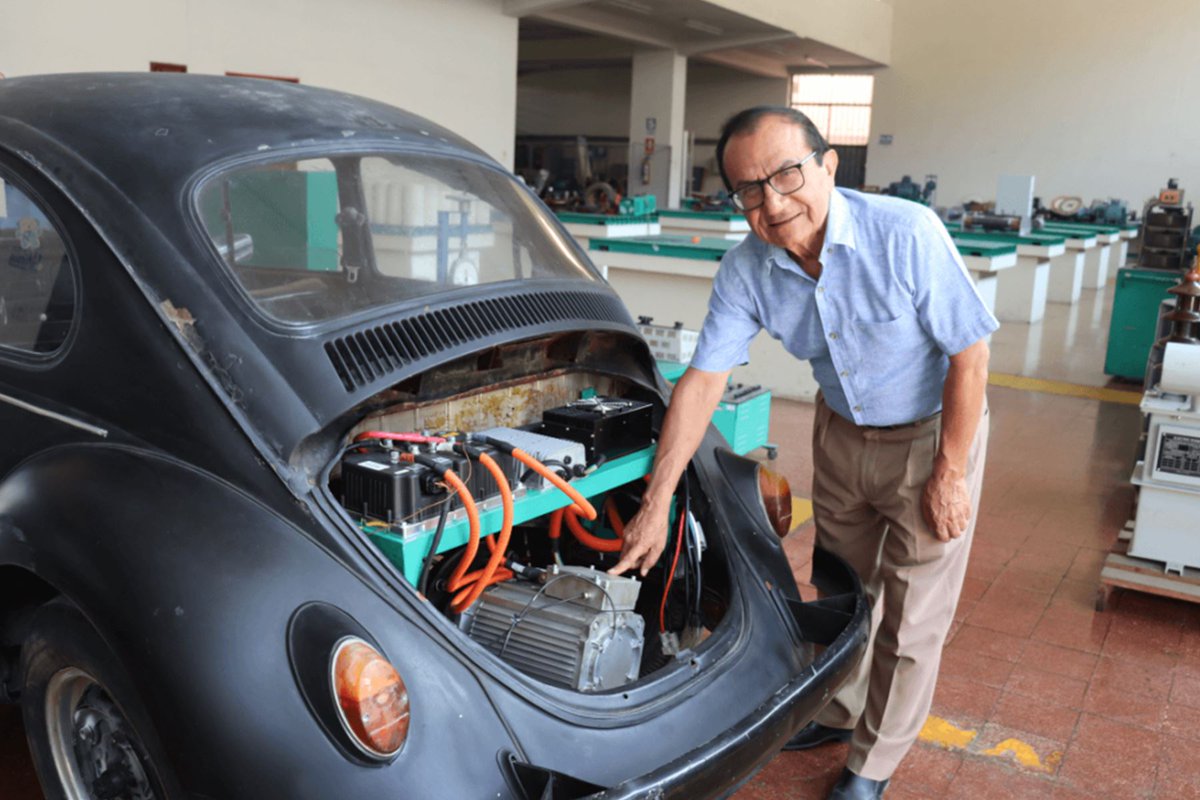 ♻🚗Un equipo de investigación de la Universidad Nacional de Ingeniería (@UNIoficial) ha logrado convertir un antiguo Volkswagen del año 1965 en un moderno vehículo con motor eléctrico y baterías de ión de litio. bit.ly/3R6ESse