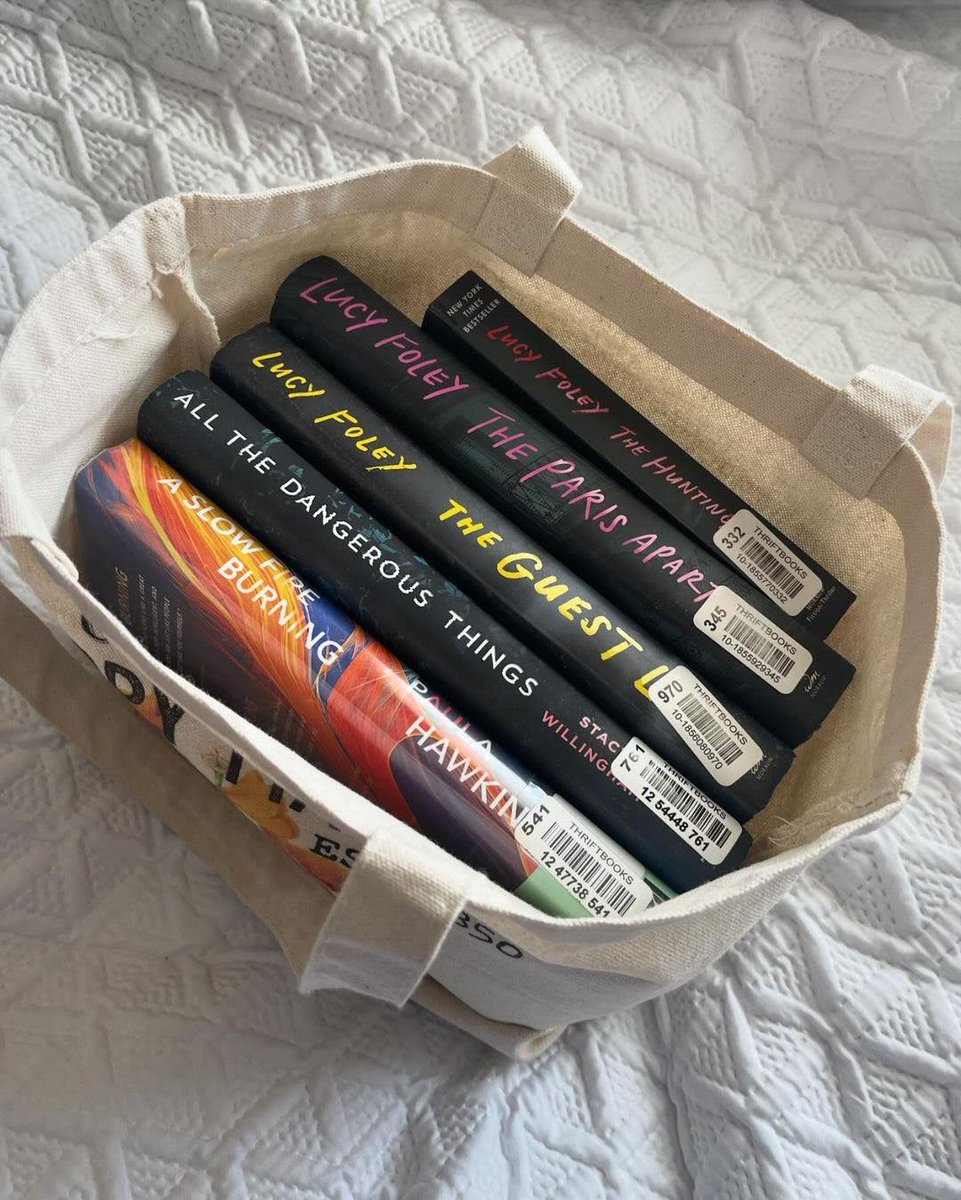 Us when someone says to only pack the essentials. 🤣What are you reading this weekend?
📷@bookswbrytt on Instagram
