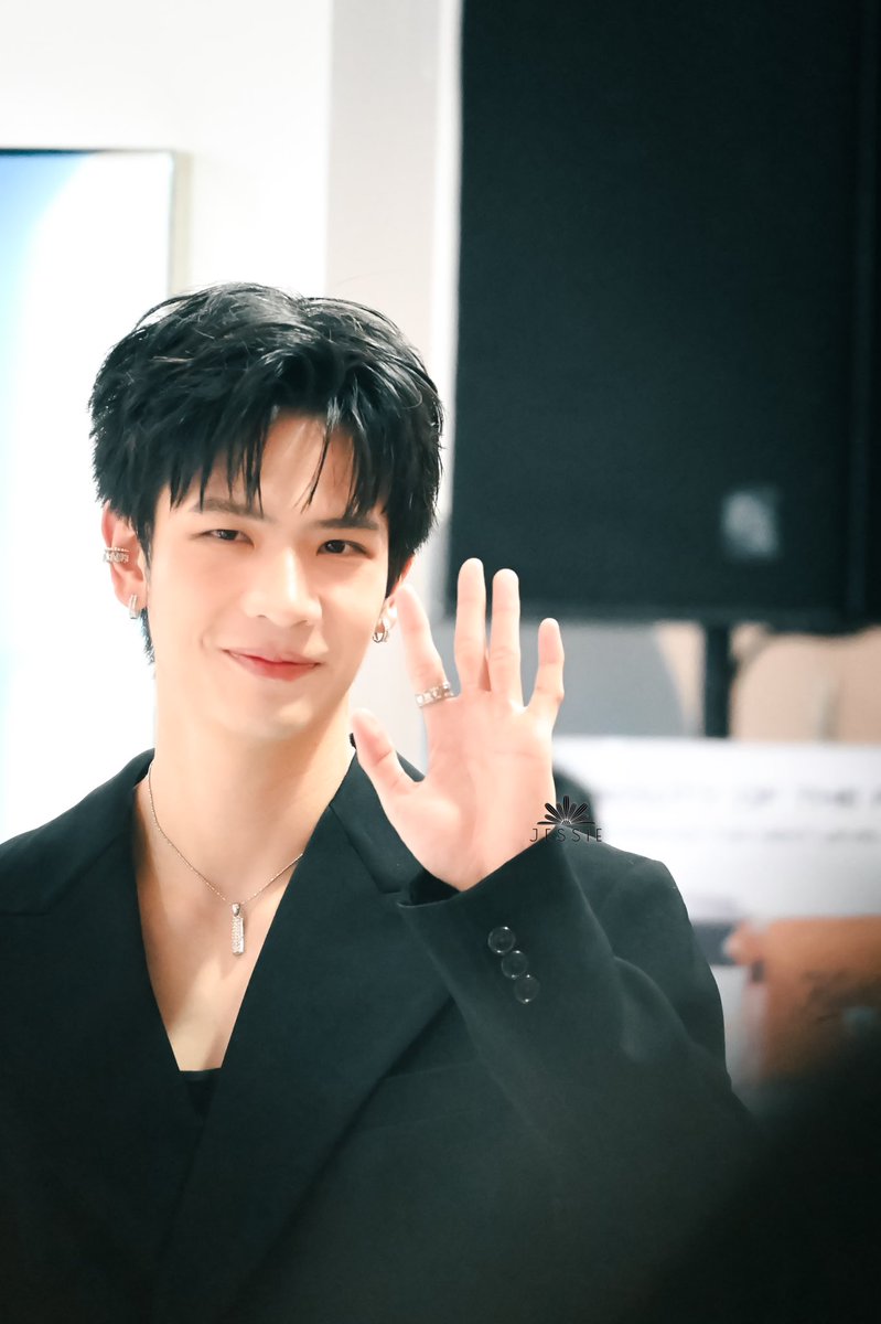 jefflixs's tweet photo. #LatteTNC
#LOrealLUXExLatteKim 
#BEAUTYOFTHEFUTURE https://t.co/qGRUqHWipc