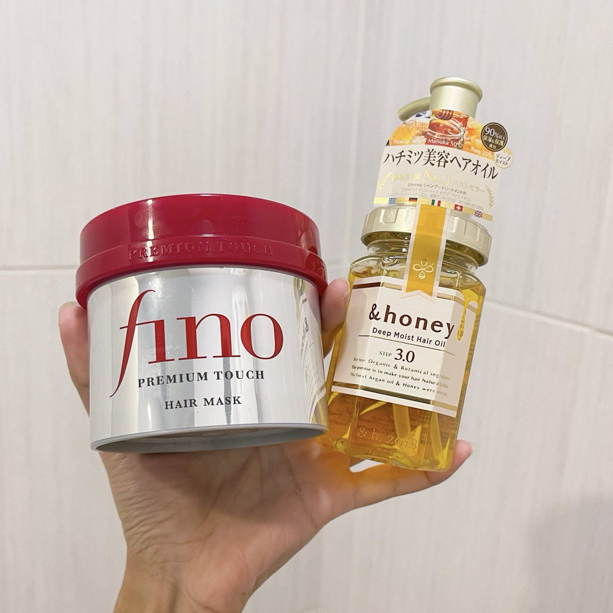 reviewstylegg's tweet photo. Hair care ต้องยอมฝั่ง ญป จริงๆ เราใช้ 2 ตัวนี้อยู่ เลยอยากบอกมาบอกทริคเล็กๆเพิ่ม 
- มาสก์ fino หมักผมหลังสระทิ้งไว้สัก 10-15 นาทีจะเห็นผลสุด ผลนุ่มลื่นมาก
- ผมหมาดๆก่อนไดรส์ใส่ออยล์ honey *อย่าปั๊มเยอะไม่งั้นผมเหนียว เนื้อเขาเข้มข้น ปั๊มให้เบามือลูปลงกลาง-ปลายผม หอมน้ำผึ้งมาก ผมเงาสวยสะบัด
- ไดรส์ร้อนเพื่อรีดน้ำออกจากผม เปลี่ยนมาไดรส์เย็นปิดเกร็ดผม ผมจะสวยมากกกกกไม่เป็นสเก็ด