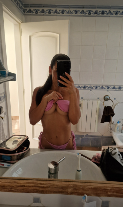 Il costume serve solo per toglierselo e rimanere in topless 😂 https://t.co/rBFq8JbLWn<a href="/tag/mvsales"class="tags"><span>#mvsales</span></a>