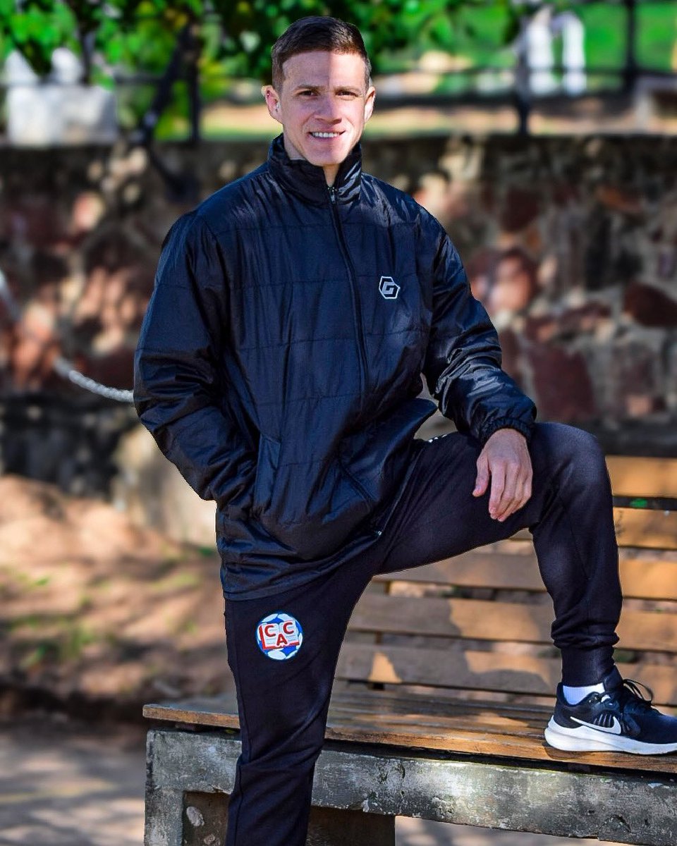 El viento y la lluvia. Mantené tu cuerpo seco y en movimiento con esta campera Gemelos, sin importar a donde te lleve el día.