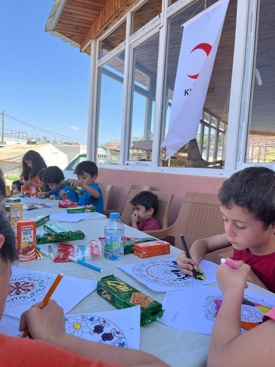 FatmaMericYlmaz's tweet photo. Kızılay olarak, deprem bölgesinde çocuklar ve kadınlar için atölye eğitimleri düzenliyoruz. Bu atölyelerde, çocuklar hem eğleniyor hem de öğreniyor. Kadınlar ise yeni beceriler kazanarak hem iyileşiyor hem de topluma katkıda bulunma fırsatı buluyor. Eğitimlerimizle, yaraların sarılmasına ve umutların yeşermesine destek oluyoruz. 🌱#Yanınızdayız
