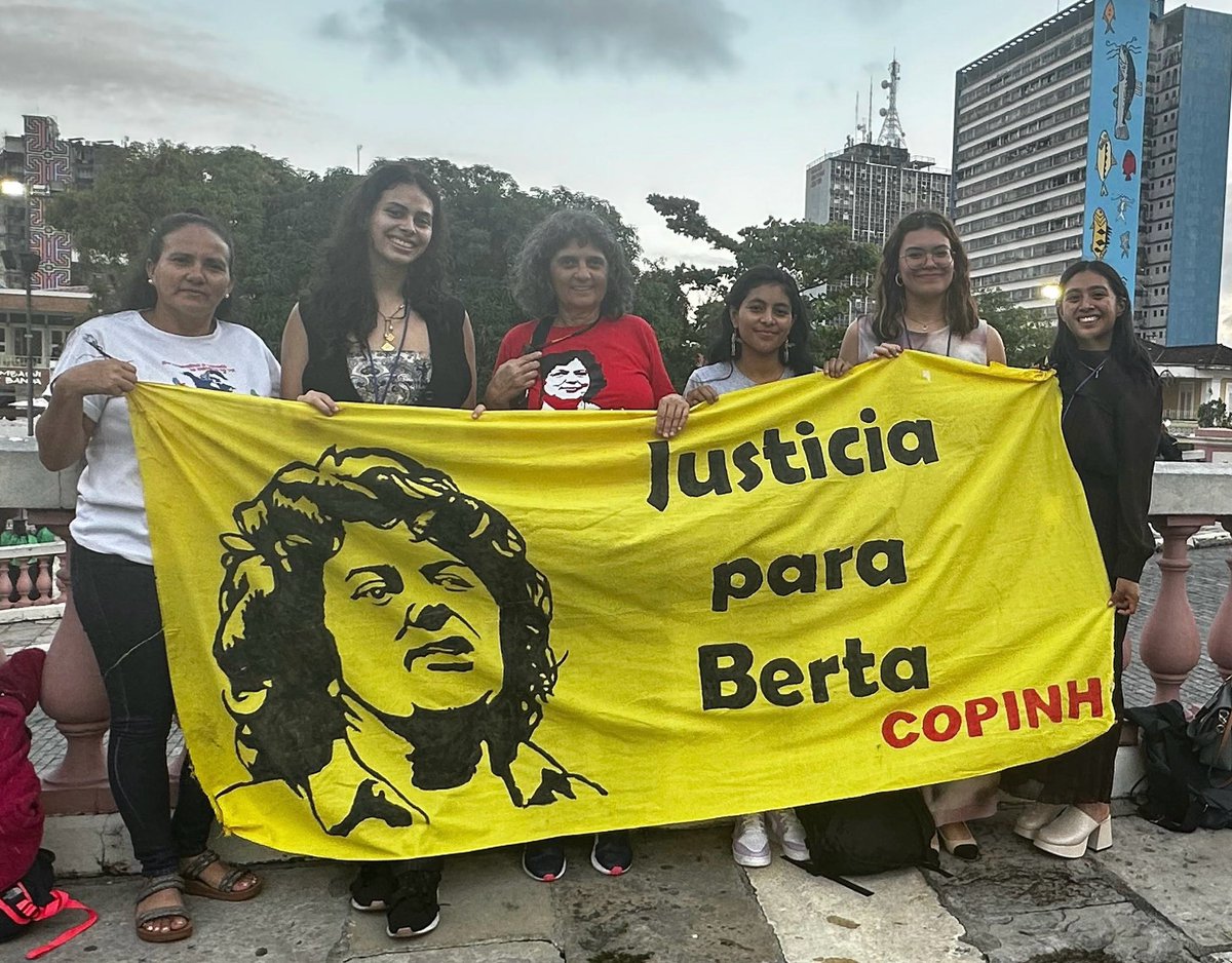 En el marco de las audiencias de la CorteIDH, tuvimos un emotivo encuentro con las compañeras del @COPINHHONDURAS. Hablamos sobre cómo nos inspiró la lucha de Berta para nombrar la clínica con su nombre, y siempre recordar su legado por la justicia ambiental. #JusticiaParaBerta
