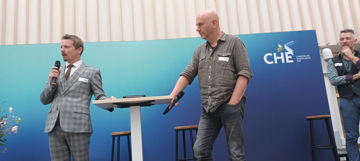 JohanSnel (@johansnel) on Twitter photo De bubbel te boven: <a href="/Anton_de_Wit/">Anton de Wit</a> en @SjirkKuijper op het #SymposiumBetrokkenJournalistiek De bubbel te boven: <a href="/Anton_de_Wit/">Anton de Wit</a> en @SjirkKuijper op het #SymposiumBetrokkenJournalistiek