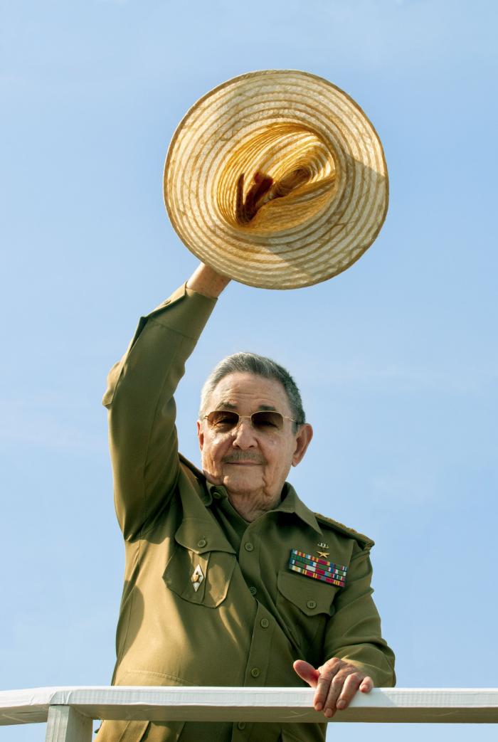 Hombre modesto,que rehúye los reconocimientos;consagrado al trabajo y que prefiere los hechos antes que las palabras;jovial y entrañable;organizador nato y jefe intransigente ante lo mal hecho,el General de Ejército es un líder que trasciende las fronteras de #Cuba. #RaúlEsRaúl