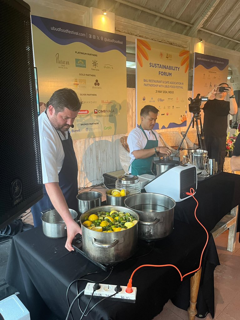 drhaltekehalte's tweet photo. Selain itu ada diskusi2 dengan narasumber mumpuni. Sabtu besok HalteMin mau ikut yang topiknya “Apakah street food Indonesia adalah yang terbaik?” dan makanan khas dari Sabang sampai Merauke. Hari Minggu mau ikut obrolan tentang kopi. Seru, kan! @ubudfoodfest #dhkh #UFF24 https://t.co/JqFvp4czch