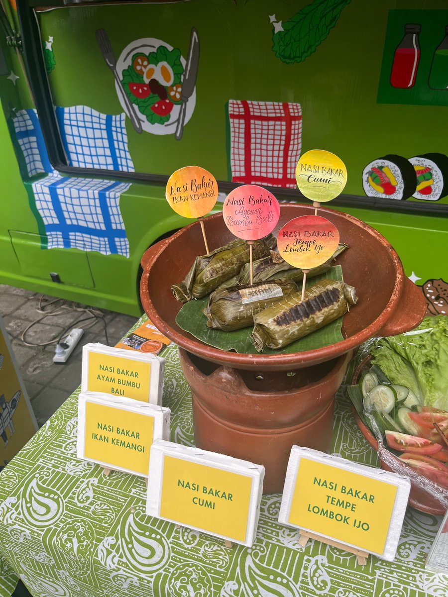 drhaltekehalte's tweet photo. Yang tak kalah penting, HalTeman bisa jajan & jajan melulu. HTM ke food market di @ubudfoodfest tahun ini nol rupiah, alias gratis. Ada lebih dari 60 gerai makanan yang bisa HalTeman coba, seperti kepiting bakau asap dari Raja Ampat. Enaknya edan-edanan lah. Yuk ke #UFF24 #dhkh https://t.co/ch5SWuGj7i
