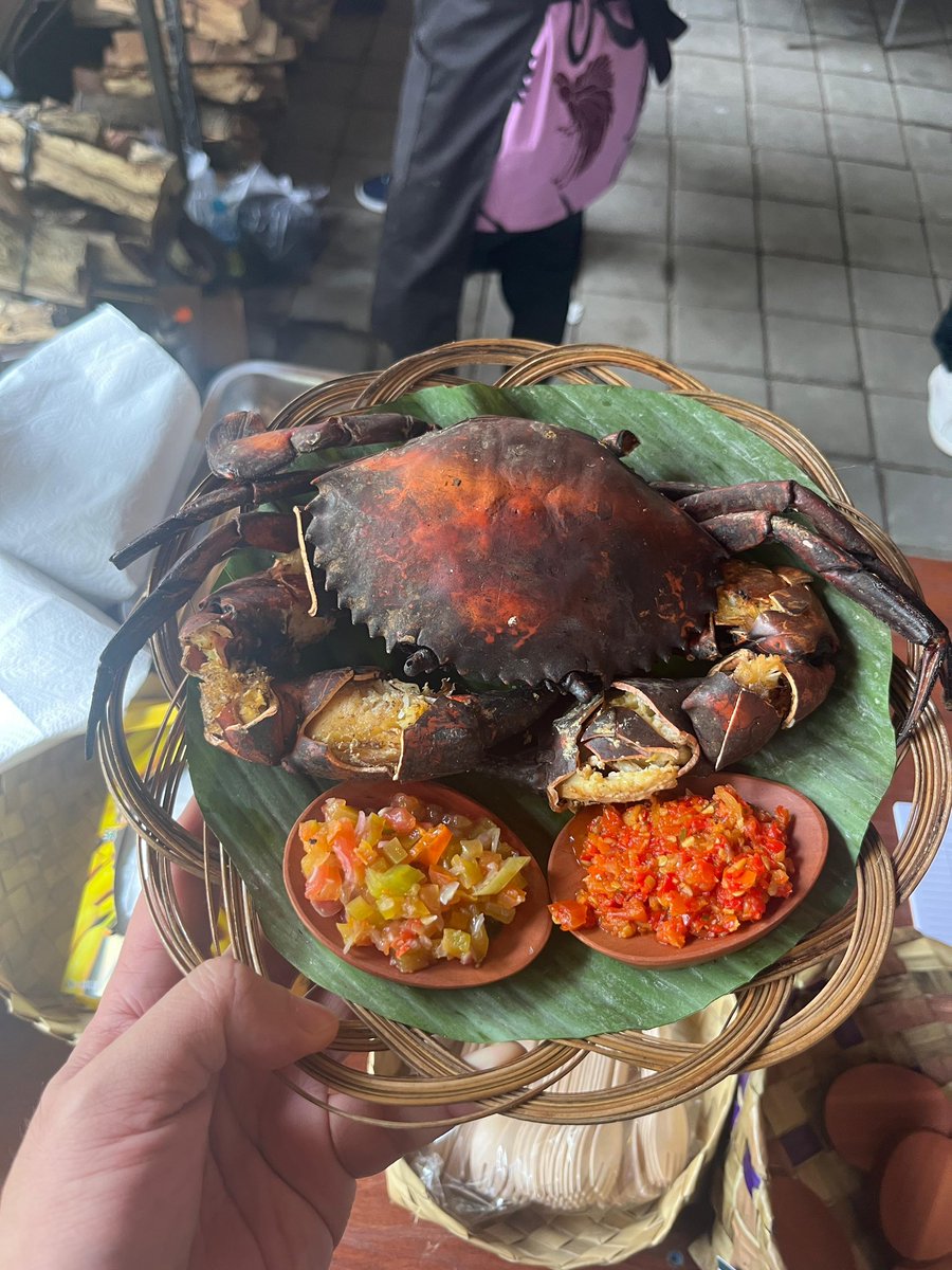 drhaltekehalte's tweet photo. Yang tak kalah penting, HalTeman bisa jajan & jajan melulu. HTM ke food market di @ubudfoodfest tahun ini nol rupiah, alias gratis. Ada lebih dari 60 gerai makanan yang bisa HalTeman coba, seperti kepiting bakau asap dari Raja Ampat. Enaknya edan-edanan lah. Yuk ke #UFF24 #dhkh https://t.co/ch5SWuGj7i