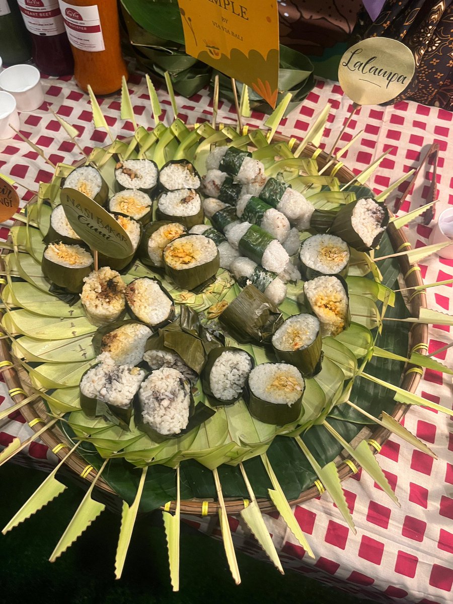 drhaltekehalte's tweet photo. Yang tak kalah penting, HalTeman bisa jajan & jajan melulu. HTM ke food market di @ubudfoodfest tahun ini nol rupiah, alias gratis. Ada lebih dari 60 gerai makanan yang bisa HalTeman coba, seperti kepiting bakau asap dari Raja Ampat. Enaknya edan-edanan lah. Yuk ke #UFF24 #dhkh https://t.co/ch5SWuGj7i