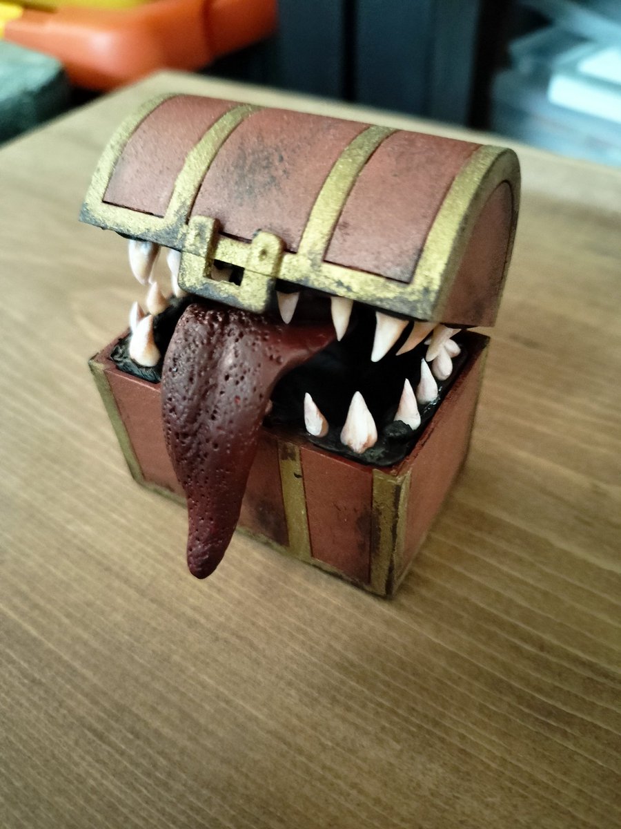 korikitan's tweet photo. 初めて作ったフィギュアっぽいもの。頭はスペース的にも技術的にも無理…
#フリーレン　#ミミック　#ミミックに食べられるフリーレン　#ダイソー　#樹脂粘土　#セリア　#Seria　#宝箱　#リペイント　#アイアンペイント https://t.co/bJbcox9WSk
