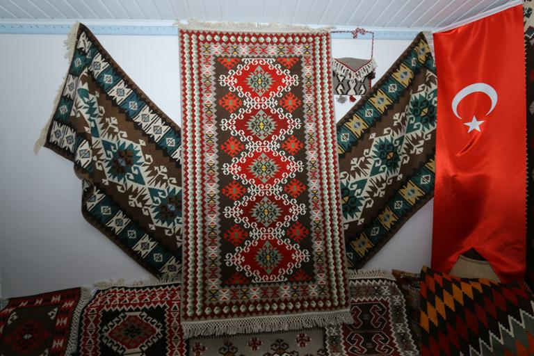 TCDOGAKA's tweet image. 🎯Tarihi binlerce yıl öncesi Hititler dönemine dayanan,🪢doğal yün ve kök boyalar kullanılarak dokunan 🧶"Karatepe Kilimleri" yurt içinde ve yurt dışında büyük ilgi görüyor.

#KaratepeKilimleri #kilim #dokuma #Osmaniye
#kökboya #doğalyün #elemeği 

@TCSanayi @KalkinmaAjansGM