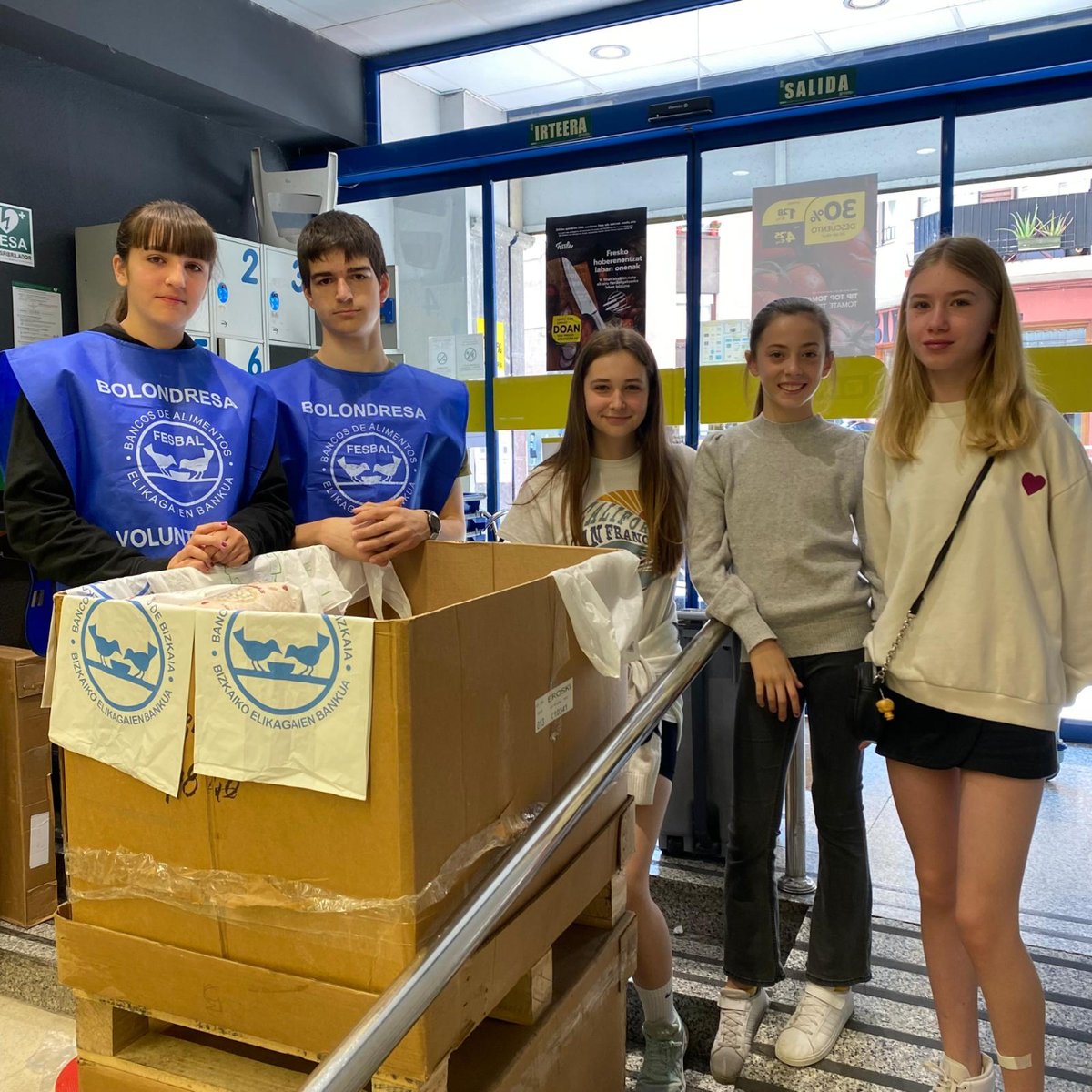 sanfidel_ikas's tweet image. 🥫🥡🧃 @Bizbancali-ren #janari bilketan parte hartu dugu. Ikasle eta irakasleak inplikatu dira ekintza #solidario honetan pertsona guztiek elikagai duinak izan dezaten. Baloreetan oinarritutako #hezkuntza bultzada handia da eurentzat. 

#SanFidel #Gernika